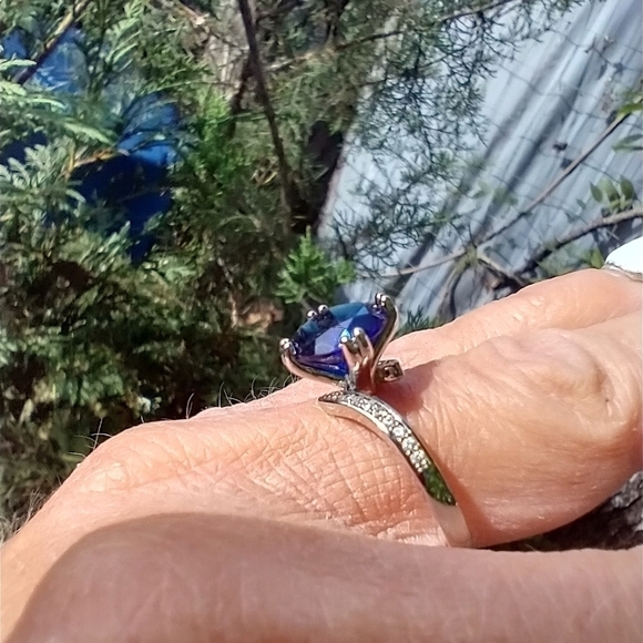 Video in listing. Women's marked 925 blue stone ring. - Picture 5 of 9